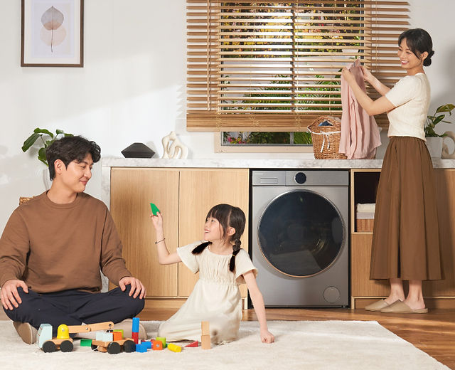 Keluarga menguruskan laundry di rumah dengan Coway Washer Dryer